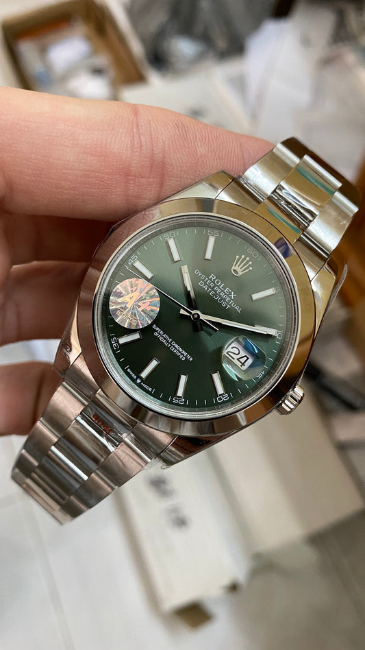 ساعة بيضاء خضراء