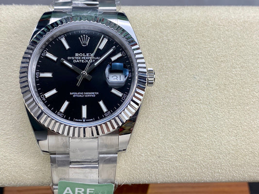 ساعة بيضاء سوداء