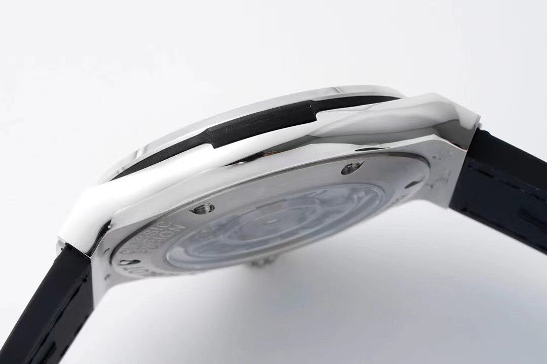 ساعة سوداء بيضاء