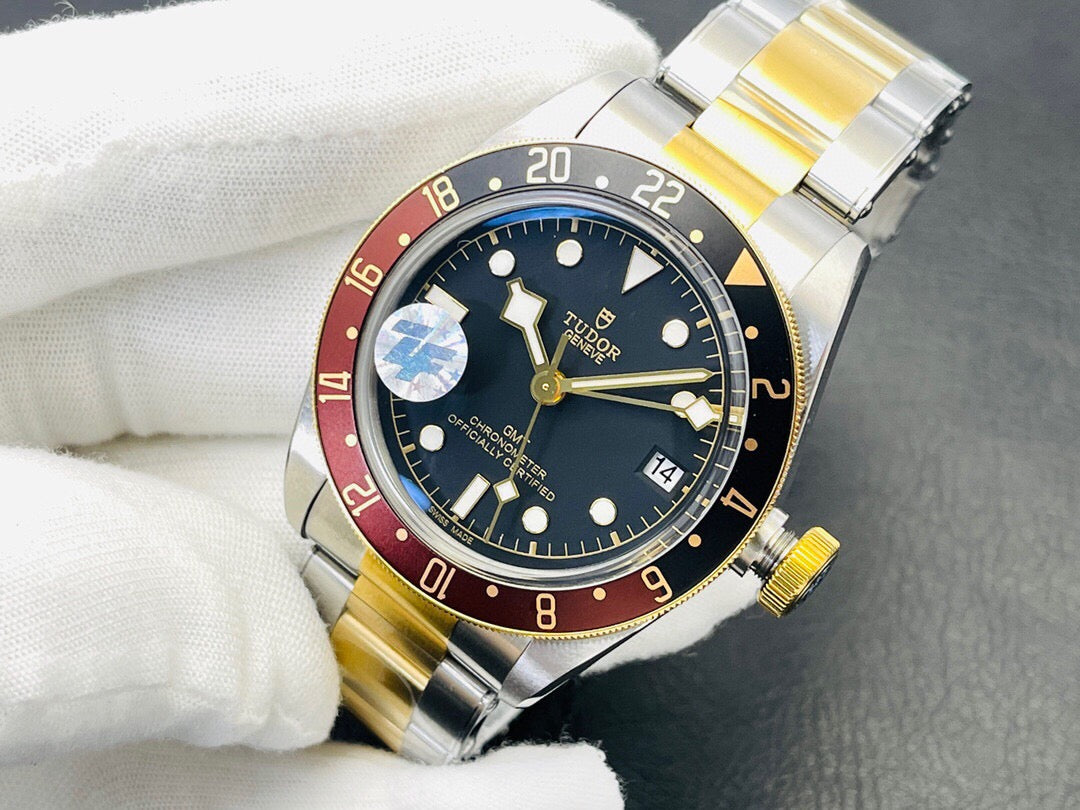 ساعة متعددة الألوان