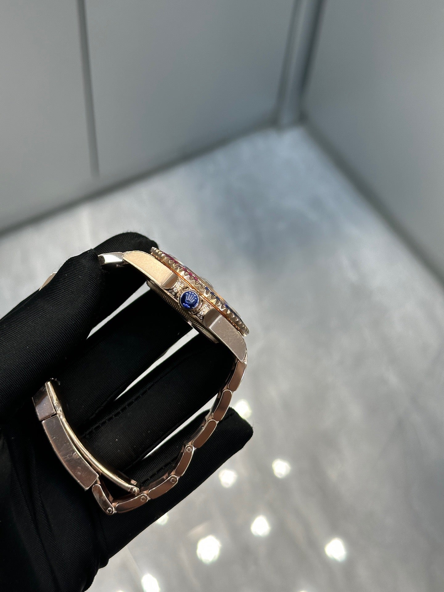 ساعة متعددة الألوان