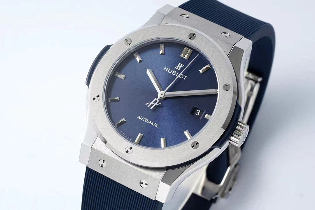 Blau-weiße Uhr
