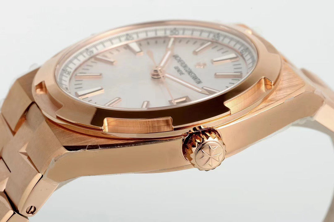 ساعة ذهبية بيضاء