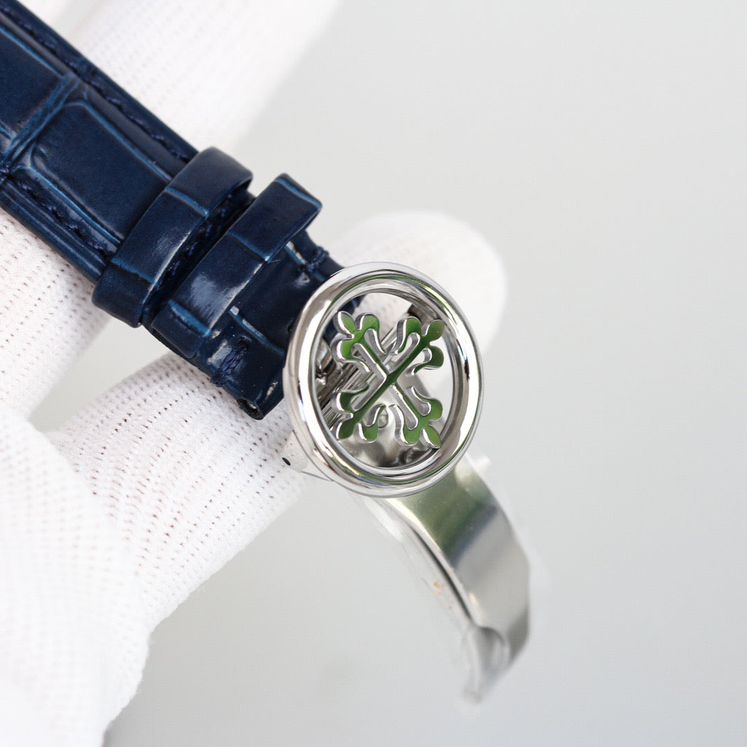 Blau-weiße Uhr