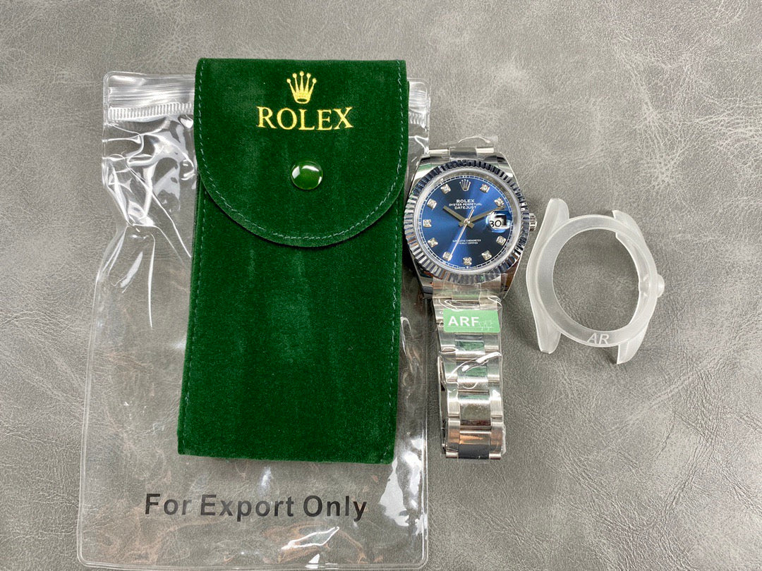 Weiß-blaue Uhr