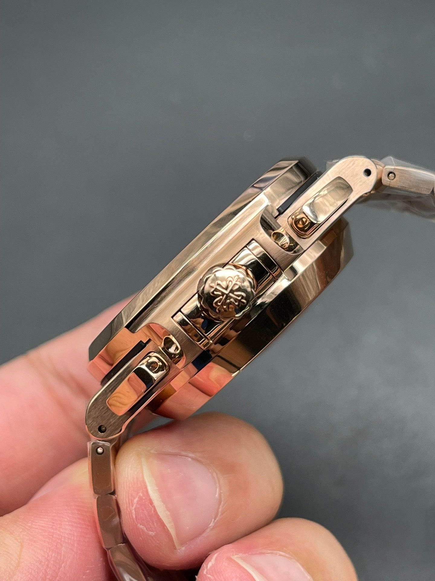 ساعة باللون الذهبي