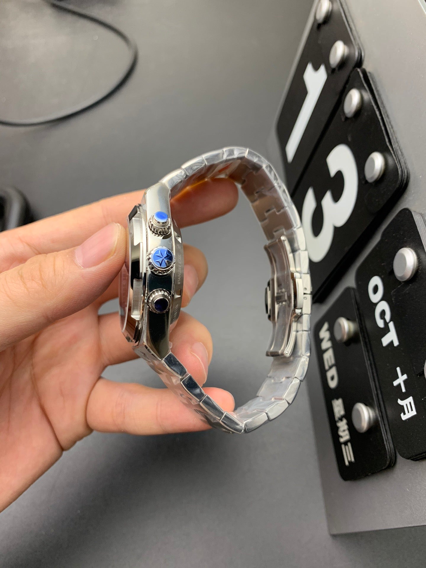 ساعة بيضاء زرقاء