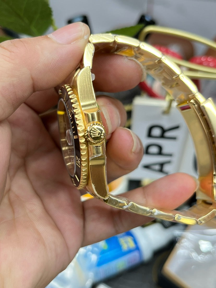 Goldschwarze Uhr