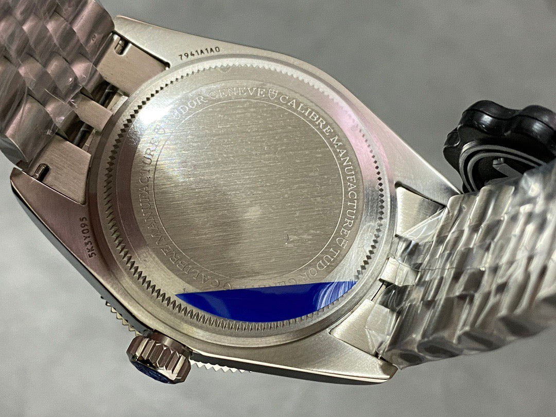 Mehrfarbige Uhr
