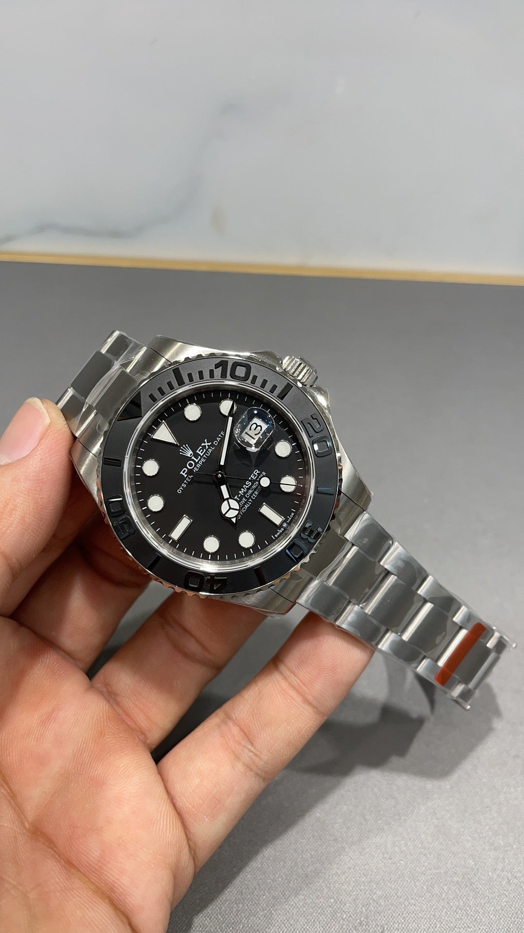 Weiß-schwarze Uhr