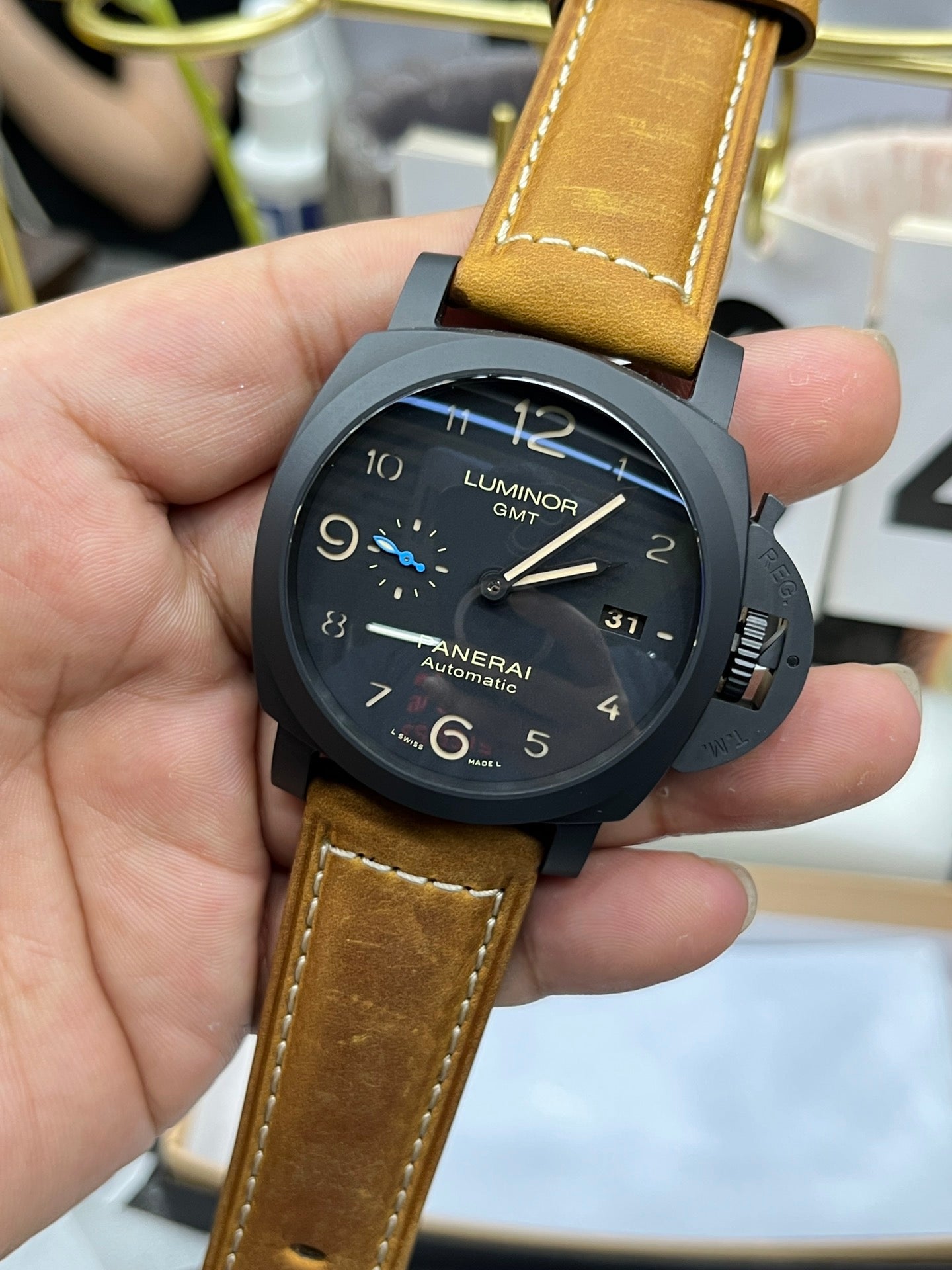 Braun-schwarze Uhr