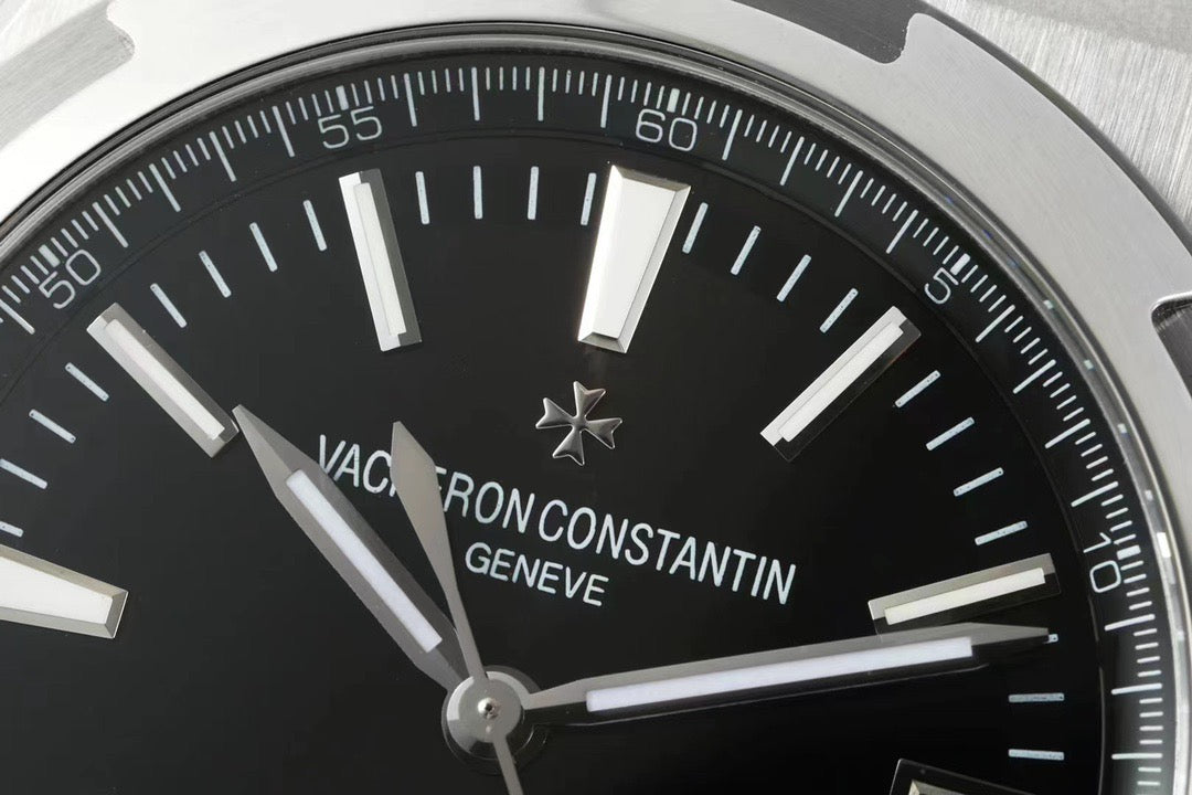 Weiß-schwarze Uhr