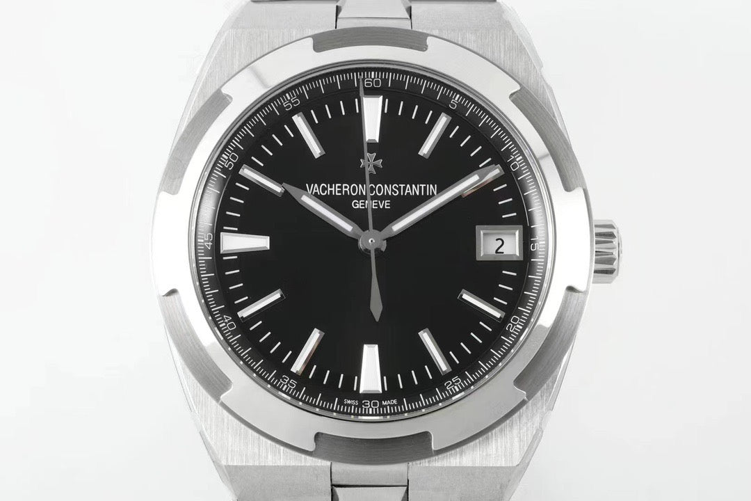 Weiß-schwarze Uhr