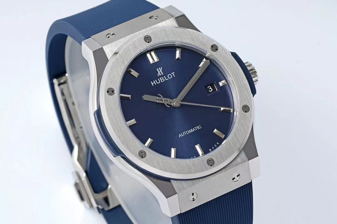 Blau-weiße Uhr