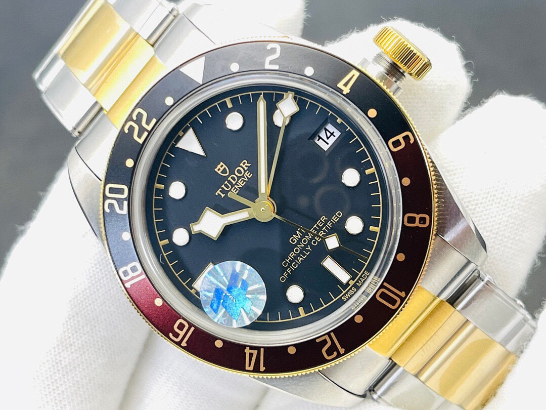 ساعة متعددة الألوان