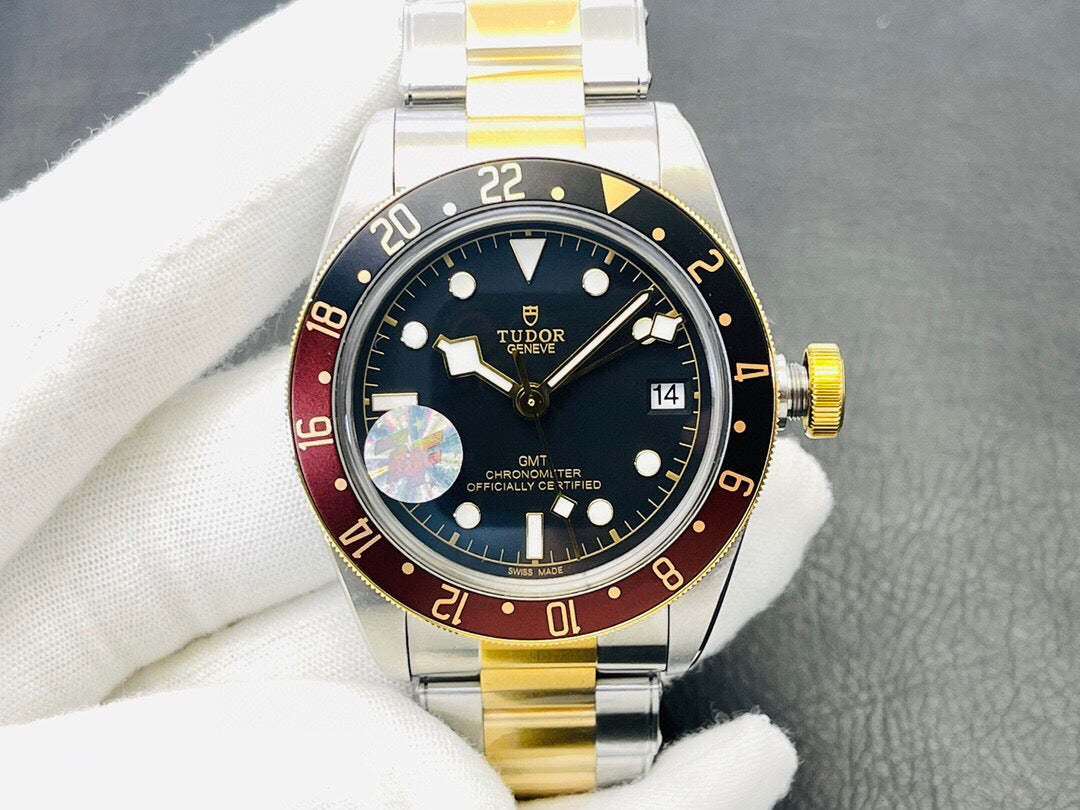 ساعة متعددة الألوان