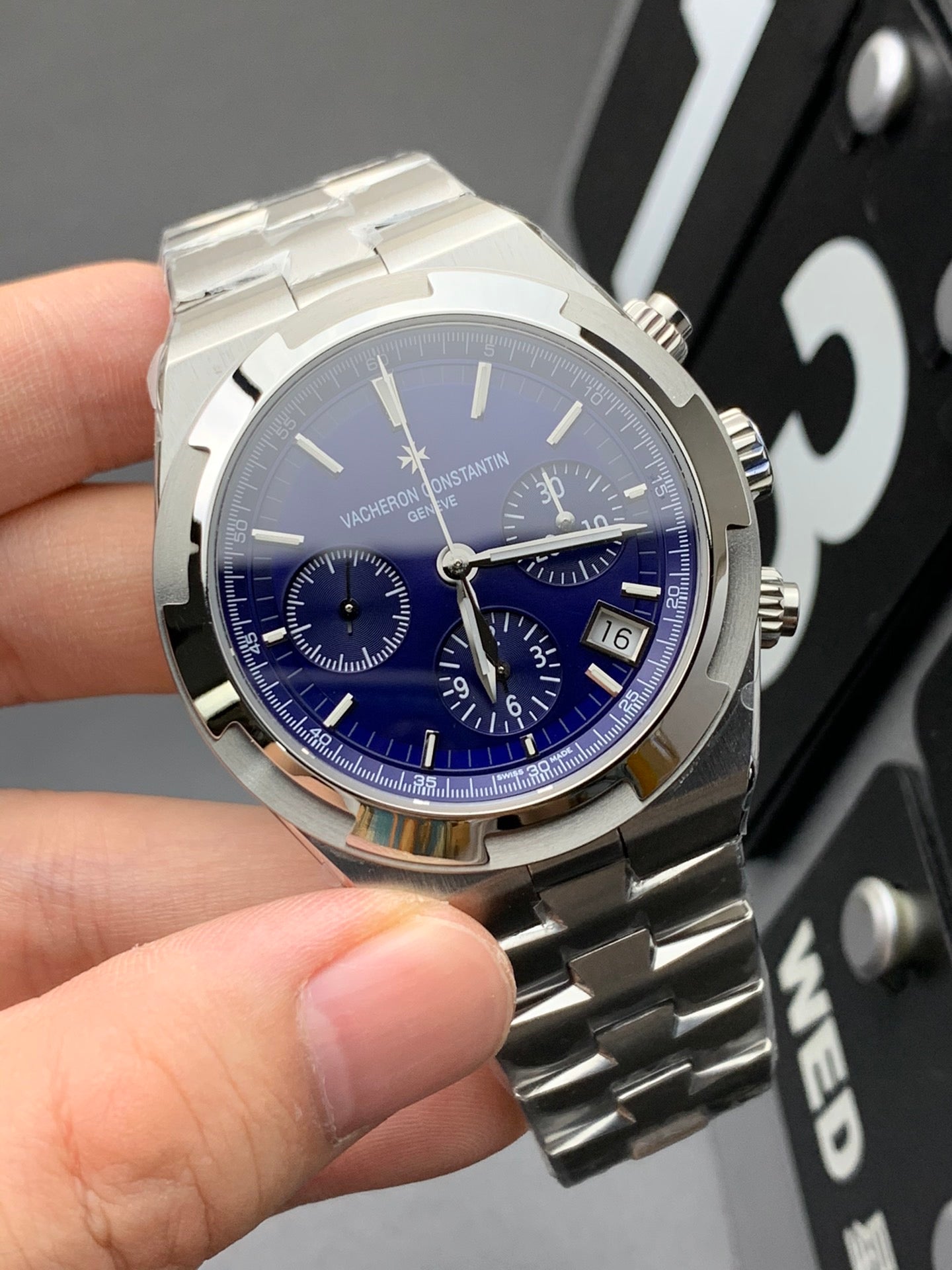 Weiß-blaue Uhr