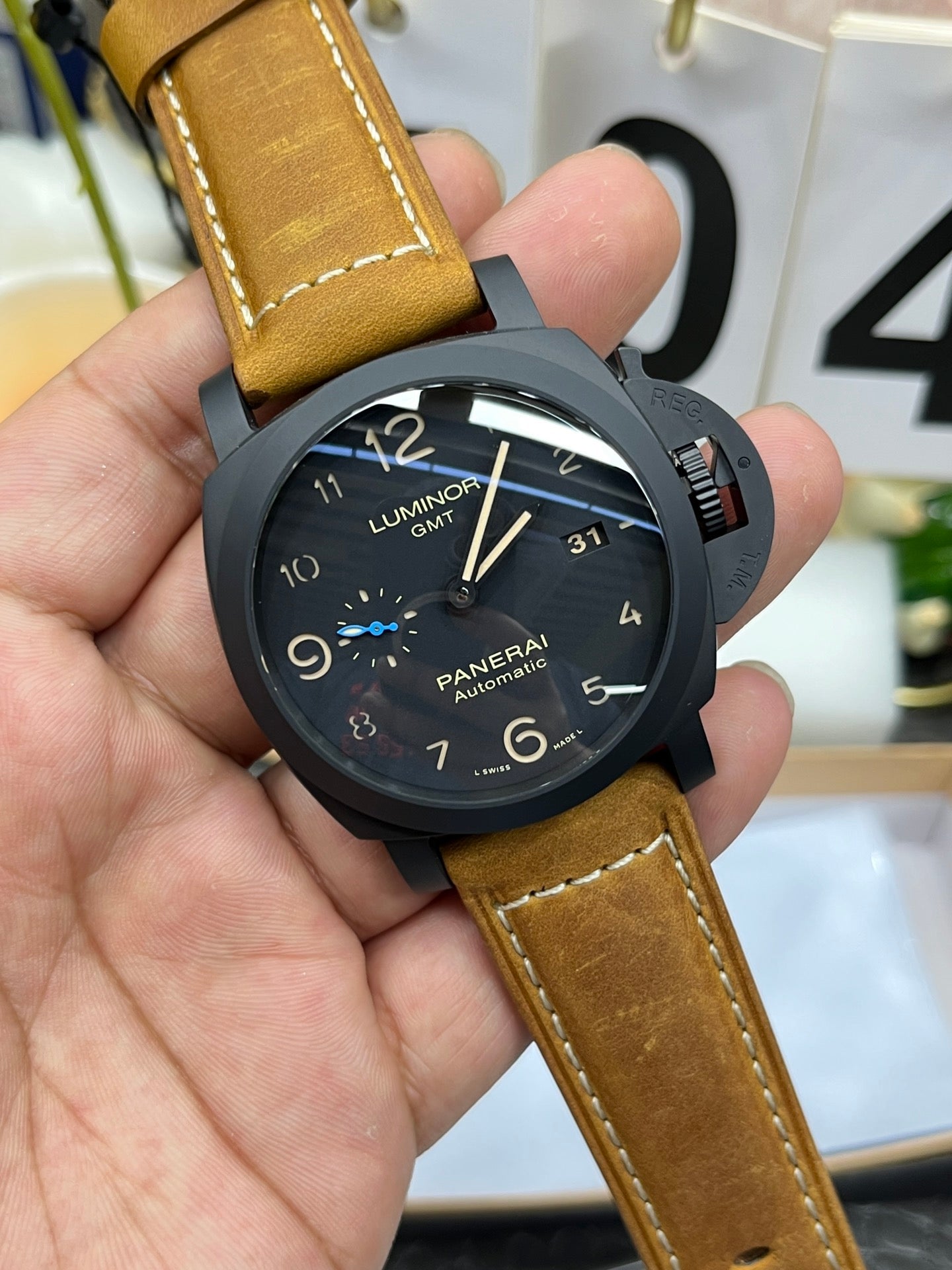 Braun-schwarze Uhr