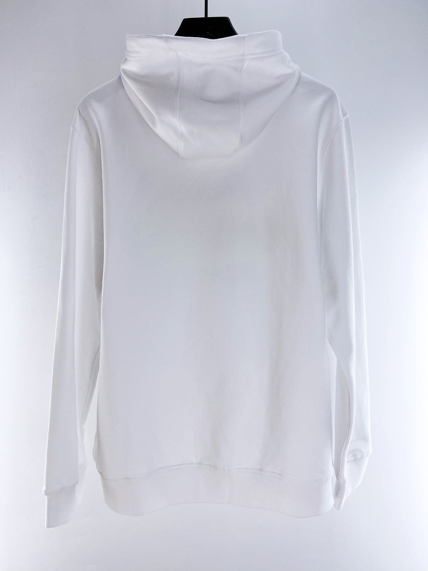 Schwarz-weißer Kapuzenpullover