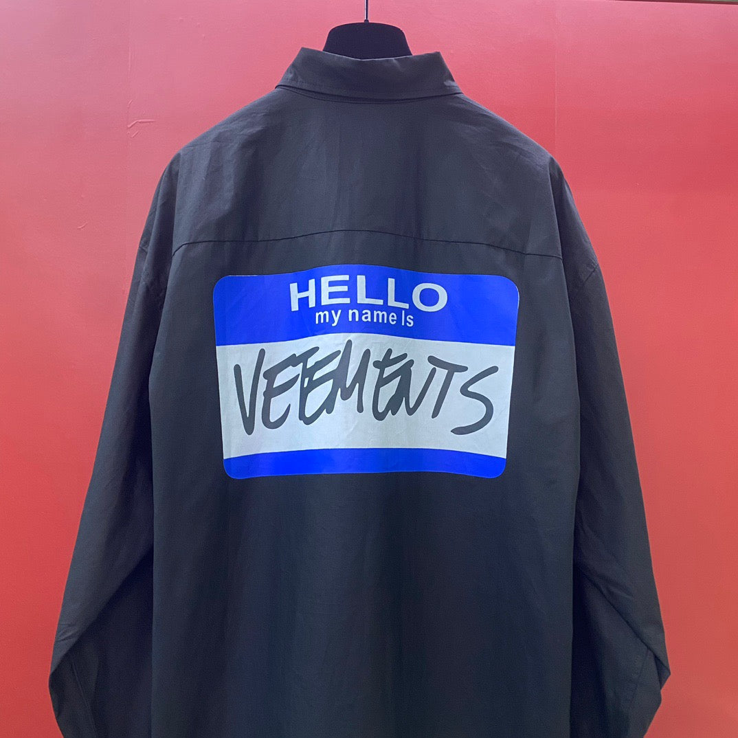 Schwarze und weiße Jacke