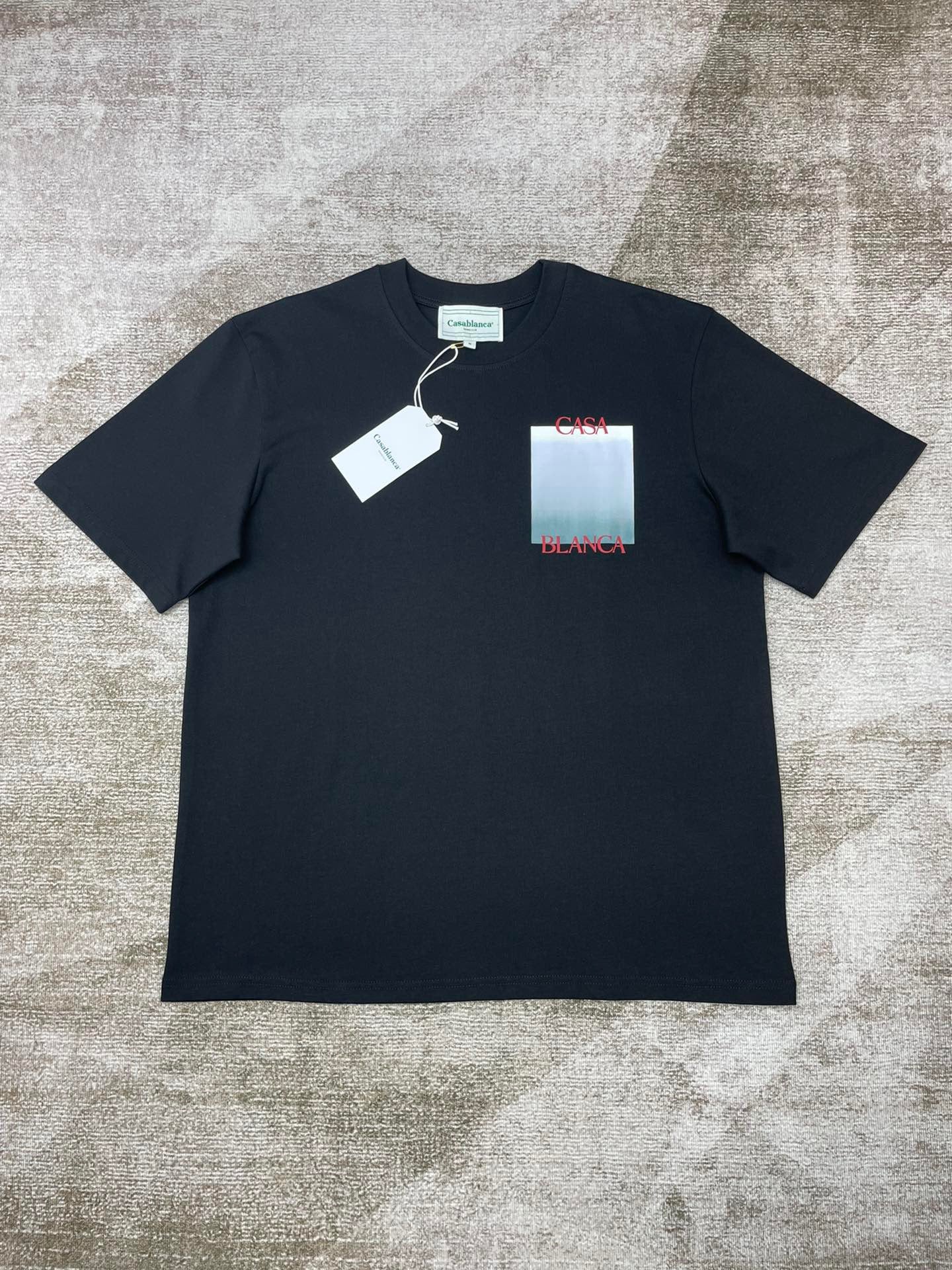 تي شيرت أبيض وأسود