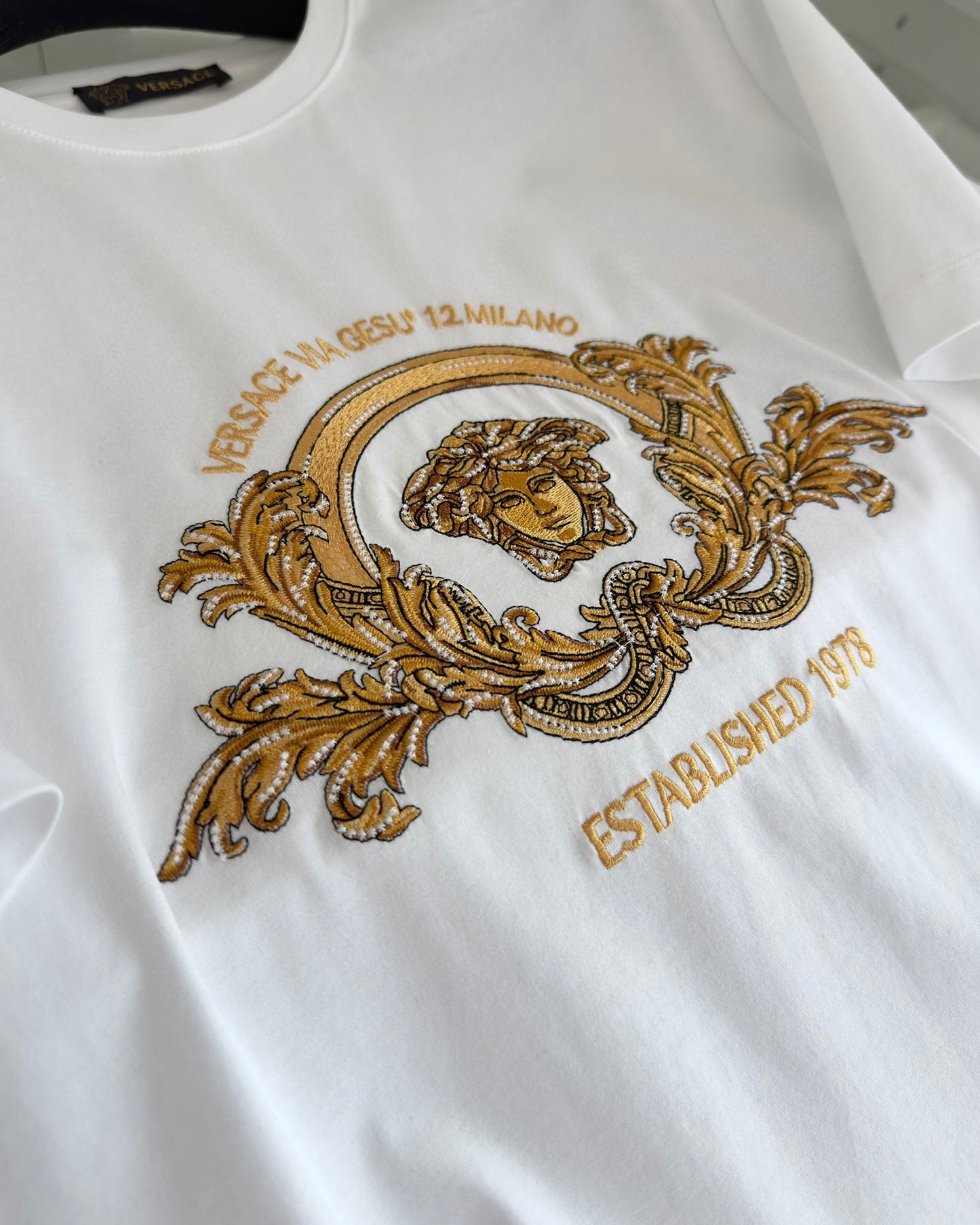 Schwarz-weißes T-Shirt