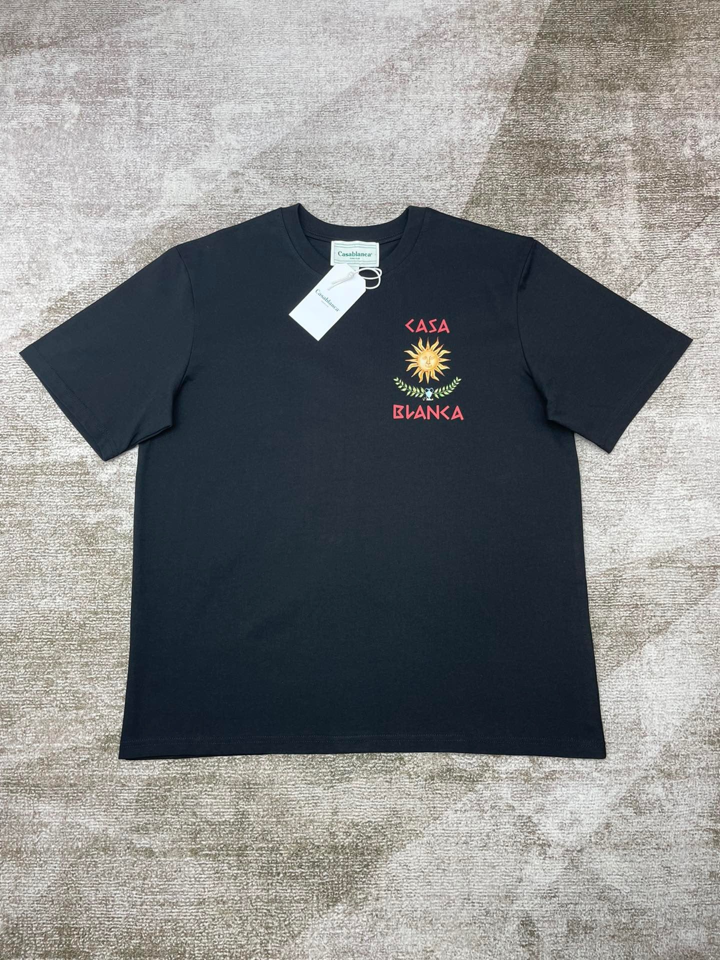 Schwarz-weißes T-Shirt