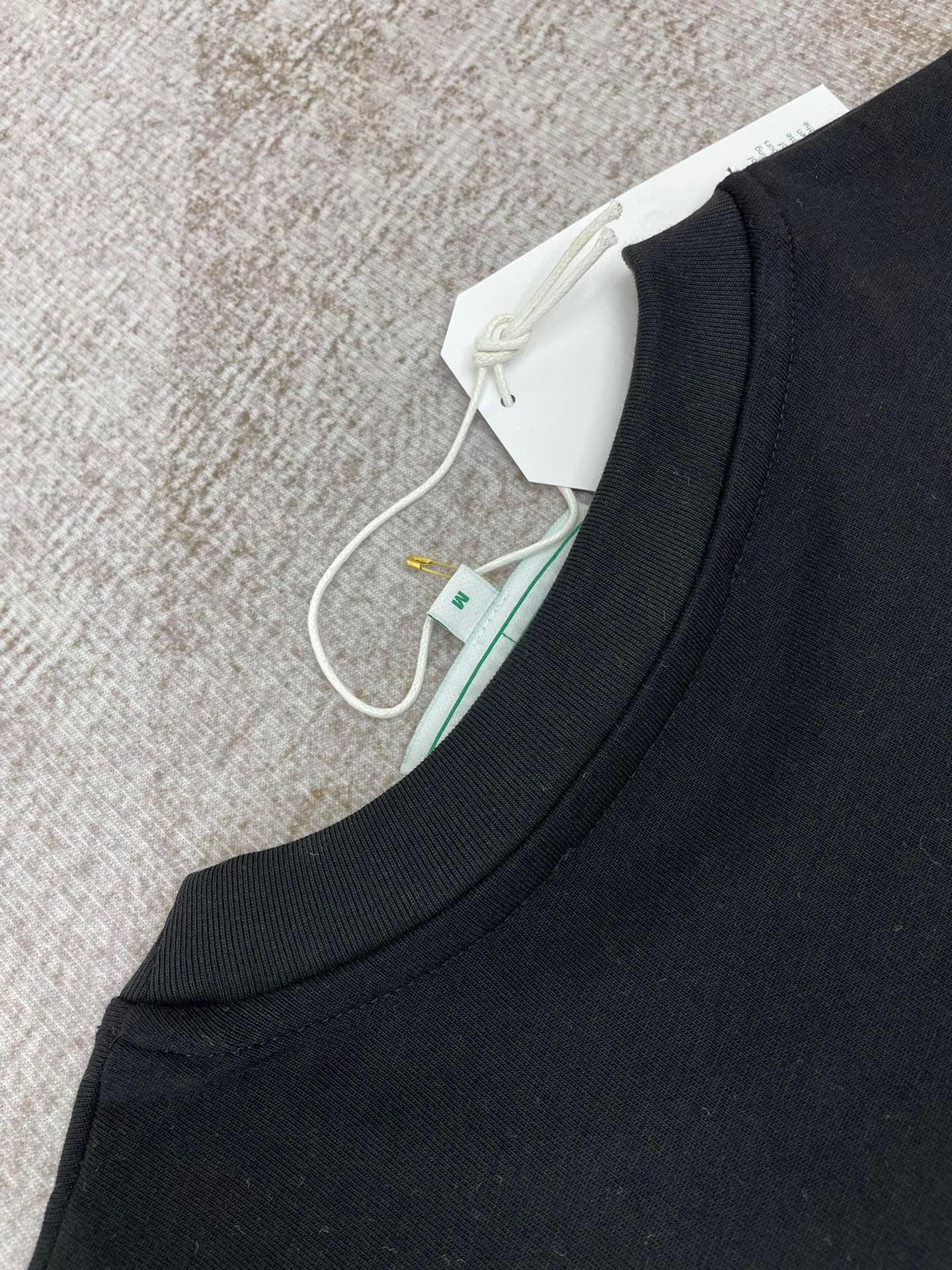 Camiseta en blanco y negro