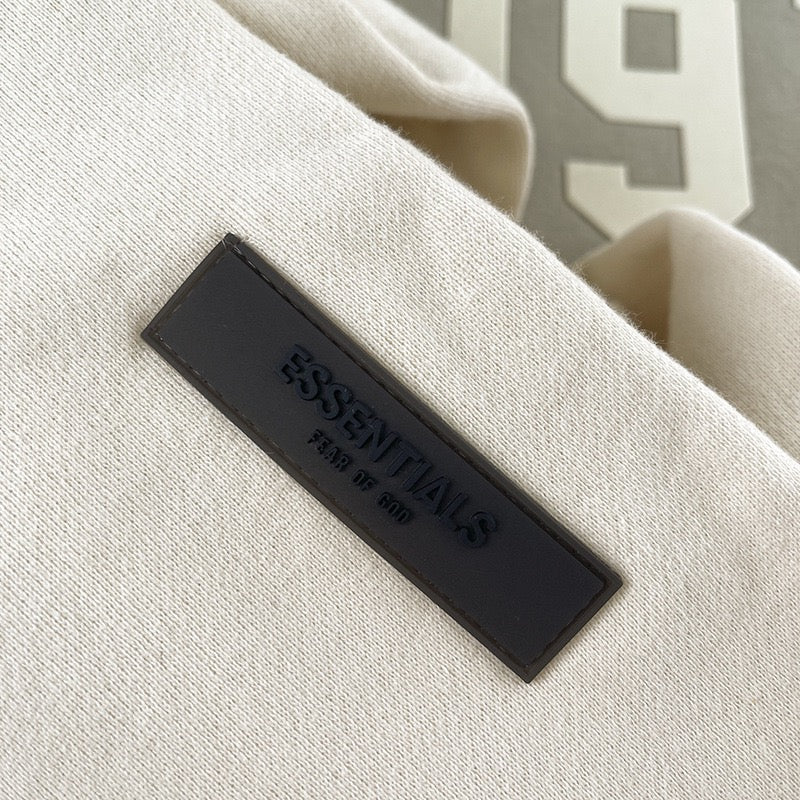 Schwarzer, grauer und weißer Kapuzenpullover