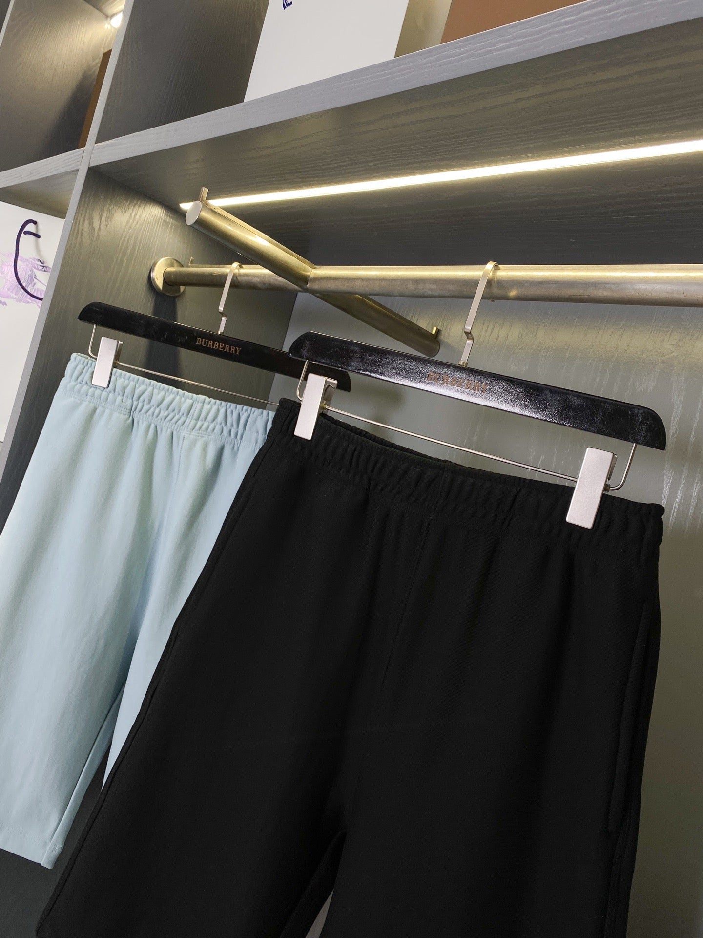 Schwarze und hellblaue Shorts