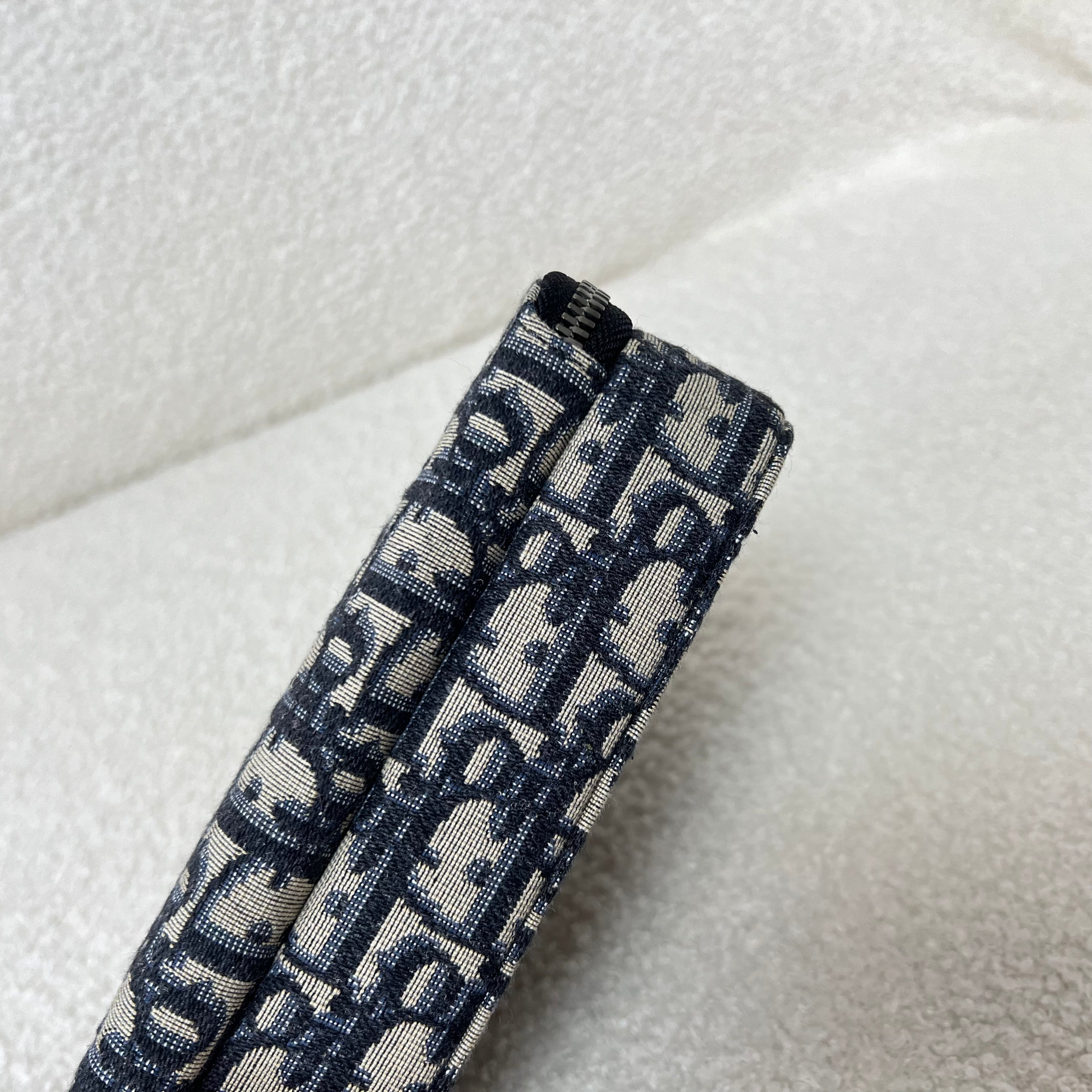 Blaue und schwarzgraue Tasche