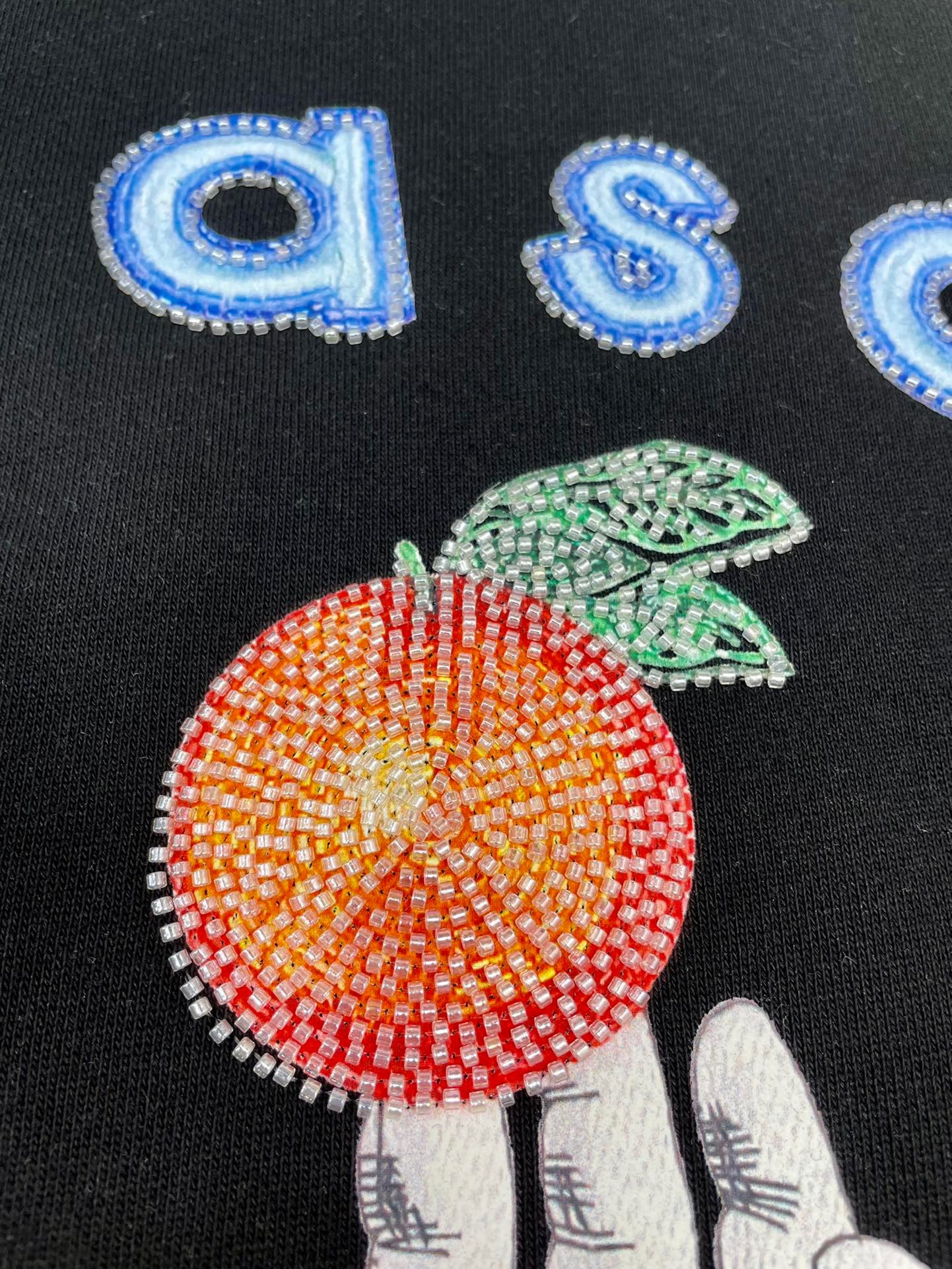 سويت شيرت أبيض وأسود