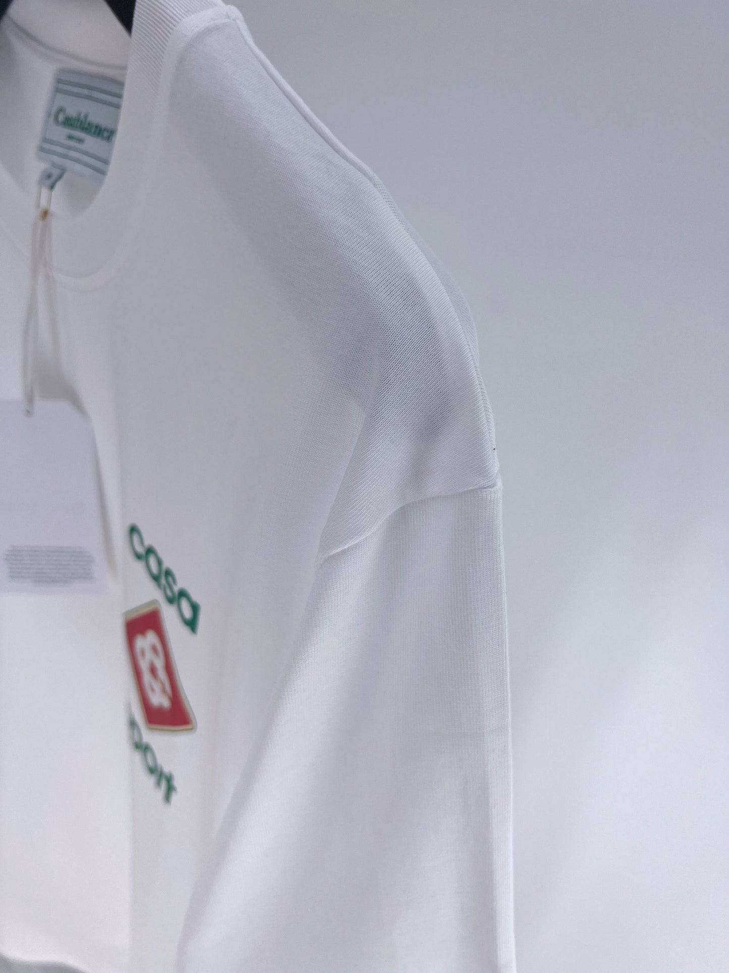 Dunkelblaues und weißes T-Shirt