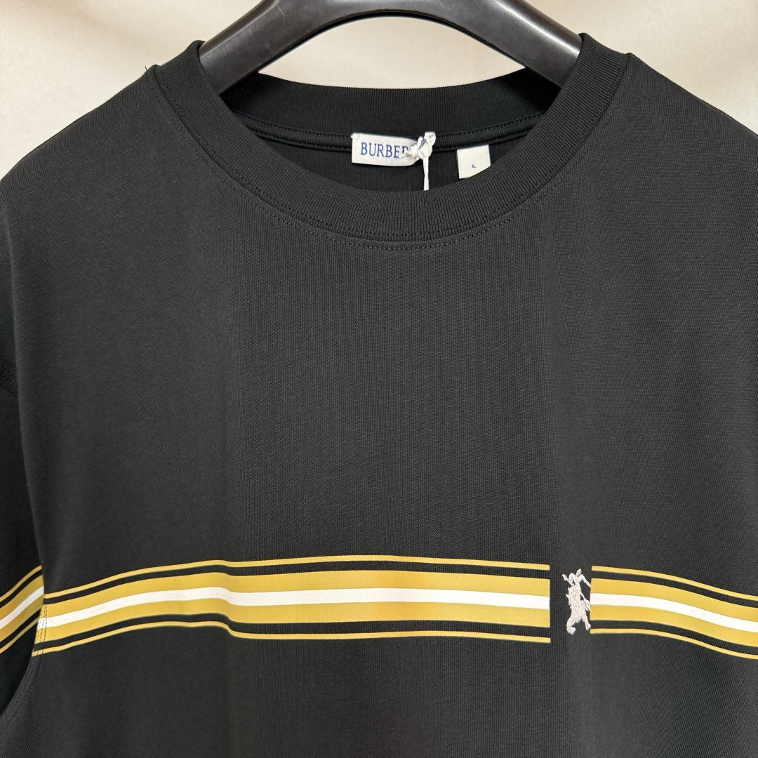 Schwarz-weißes T-Shirt