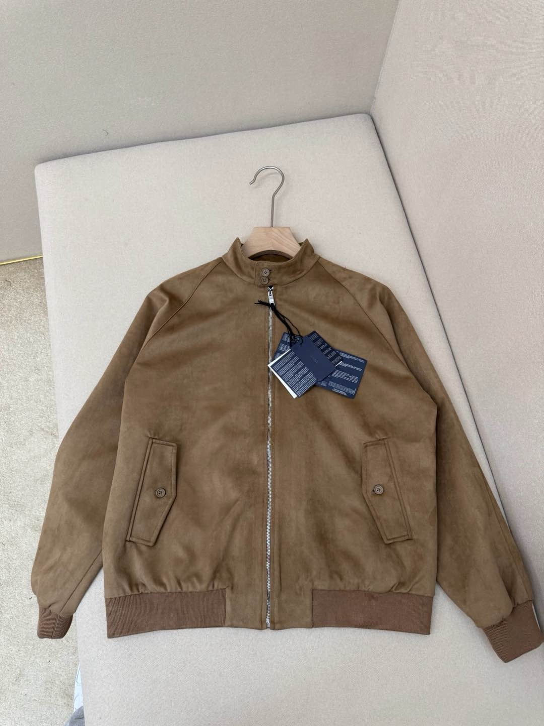 Schwarze und khakifarbene Jacke