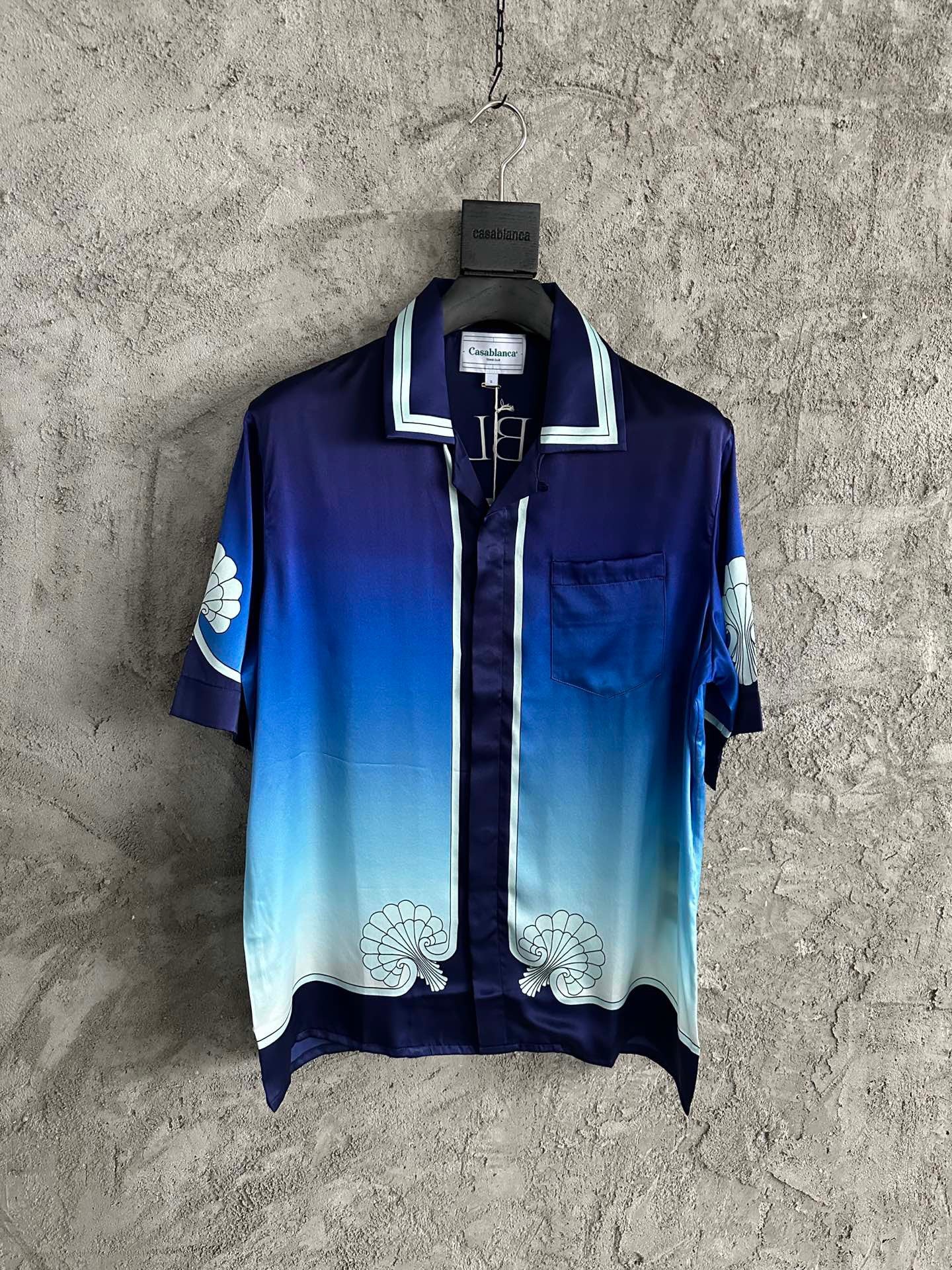 Blaues Shirt