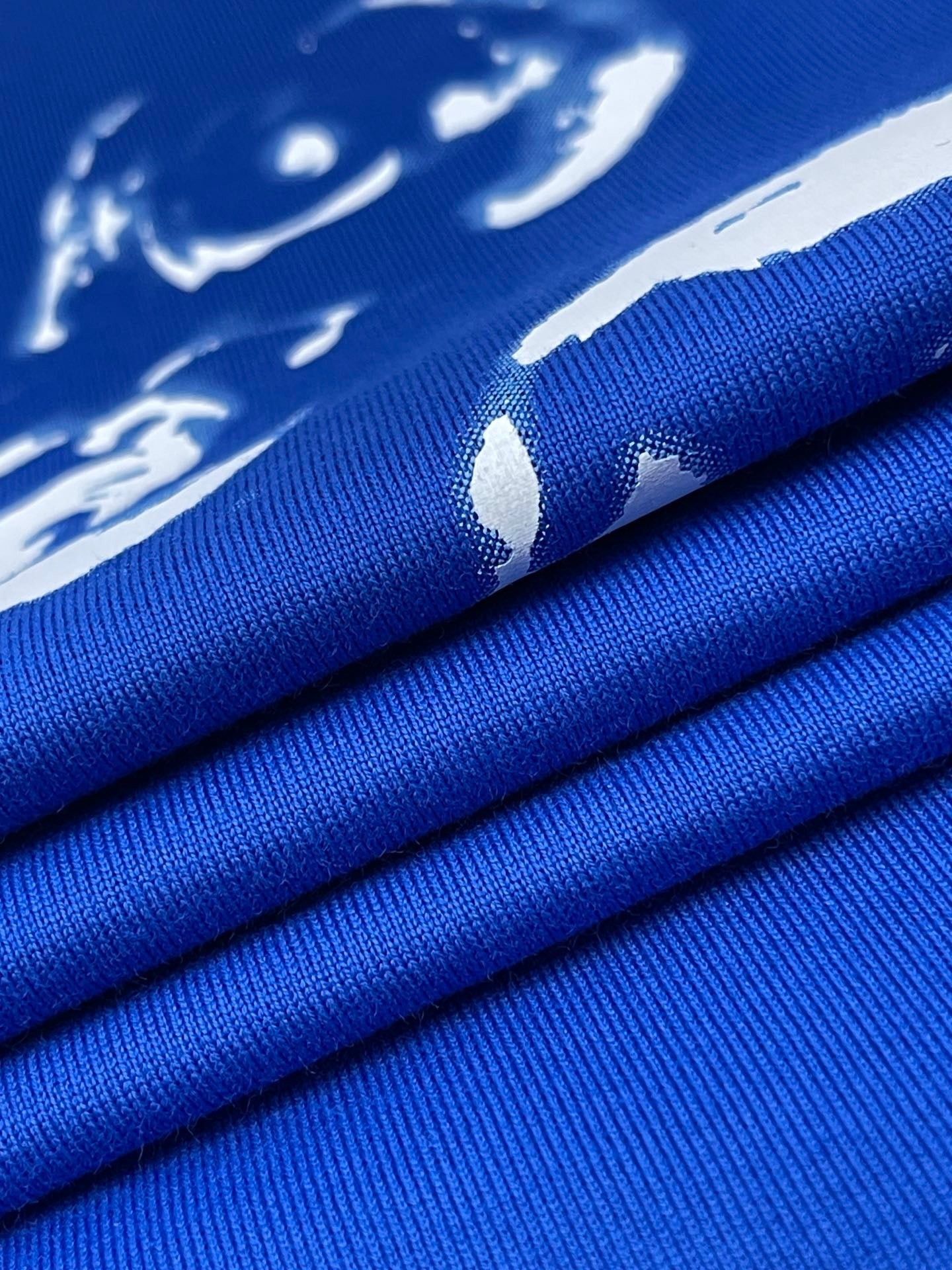 Weißes und himmelblaues T-Shirt