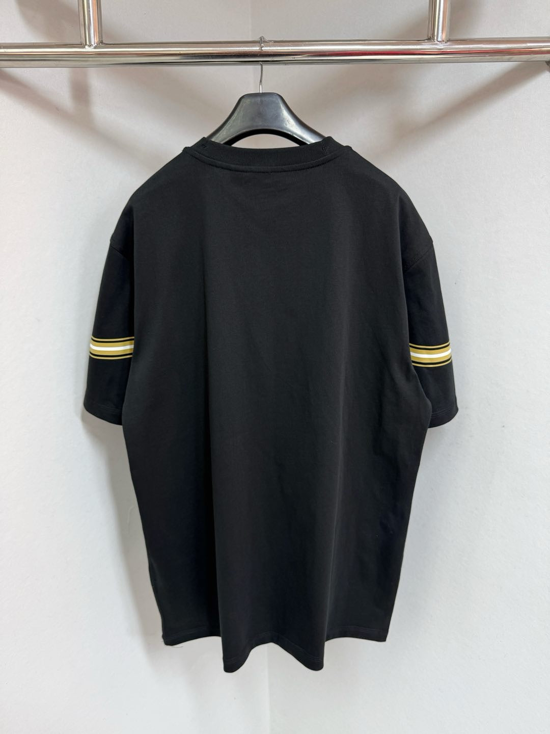 Schwarz-weißes T-Shirt