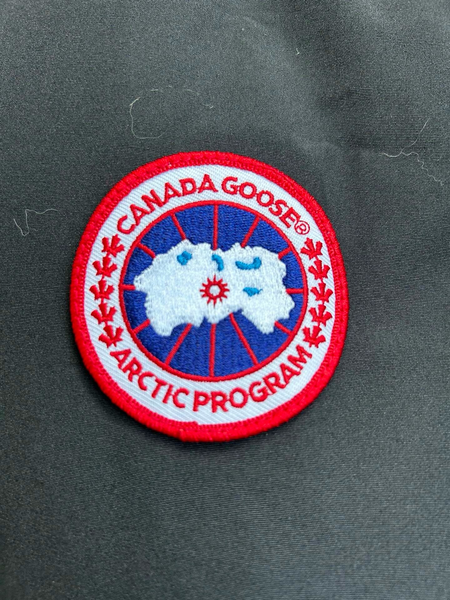 Schwarze und graue Jacke