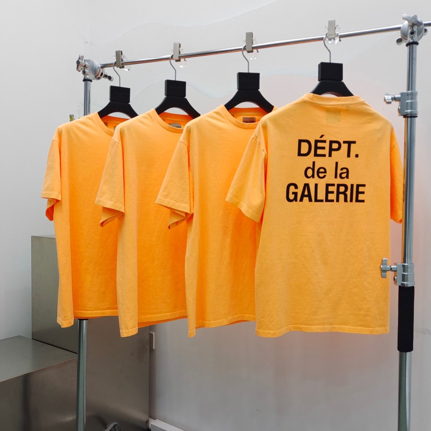 Gelbes, rosa und gelbes Organza-T-Shirt