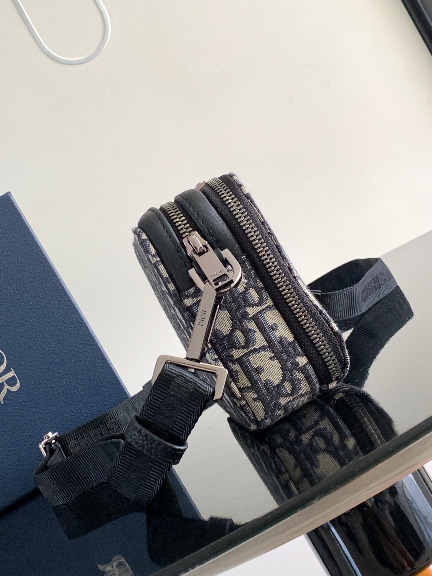 Aprikosen- und schwarze Tasche