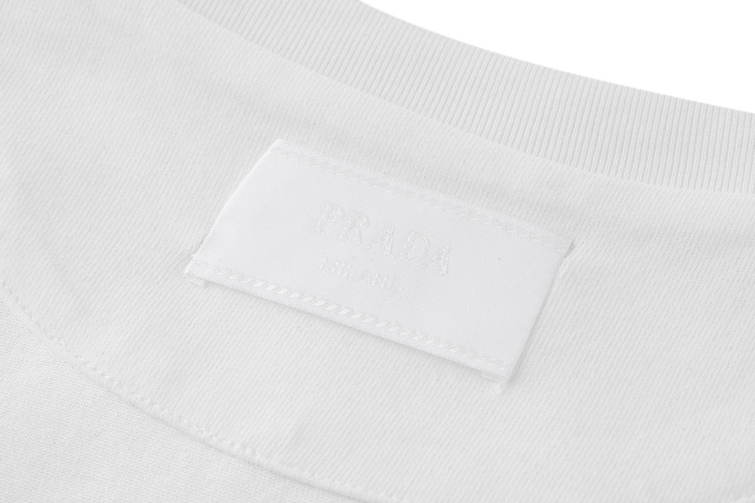 Schwarz-weißes T-Shirt