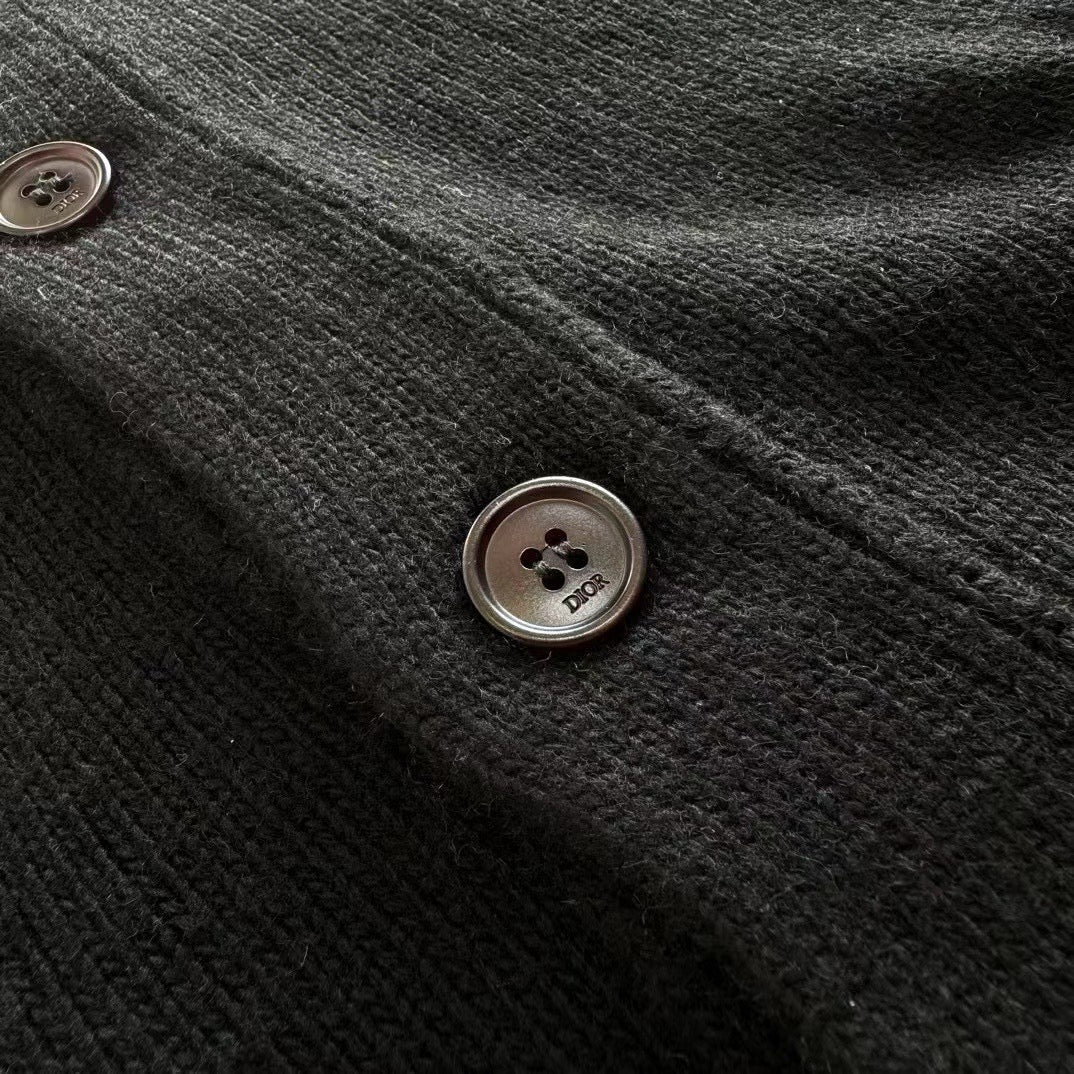 Schwarze und graue Jacke