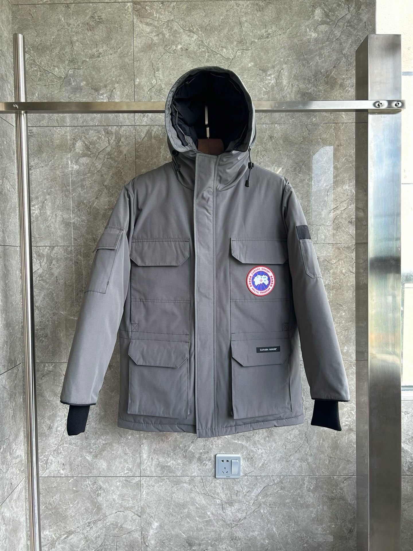 Weiße, graue, rote und schwarze Jacke