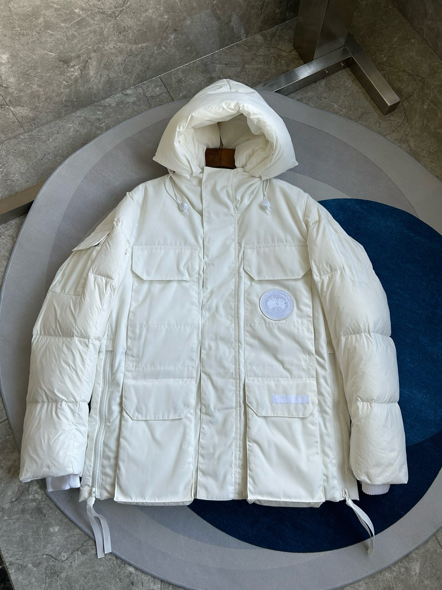 Weiße, graue und schwarze Jacke