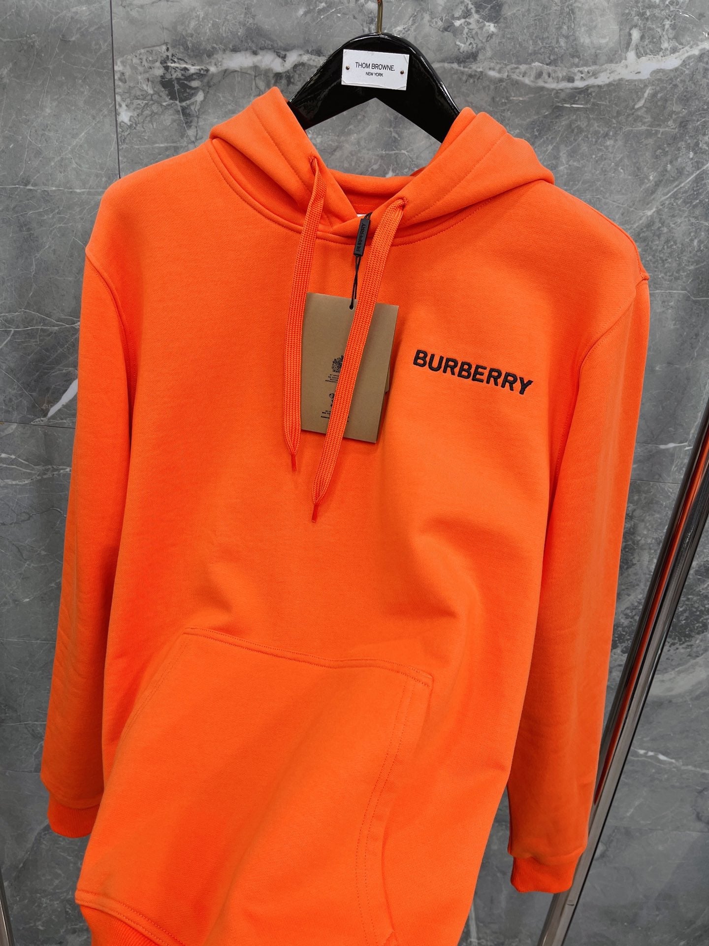 Schwarzer, dunkelblauer und orangefarbener Hoodie
