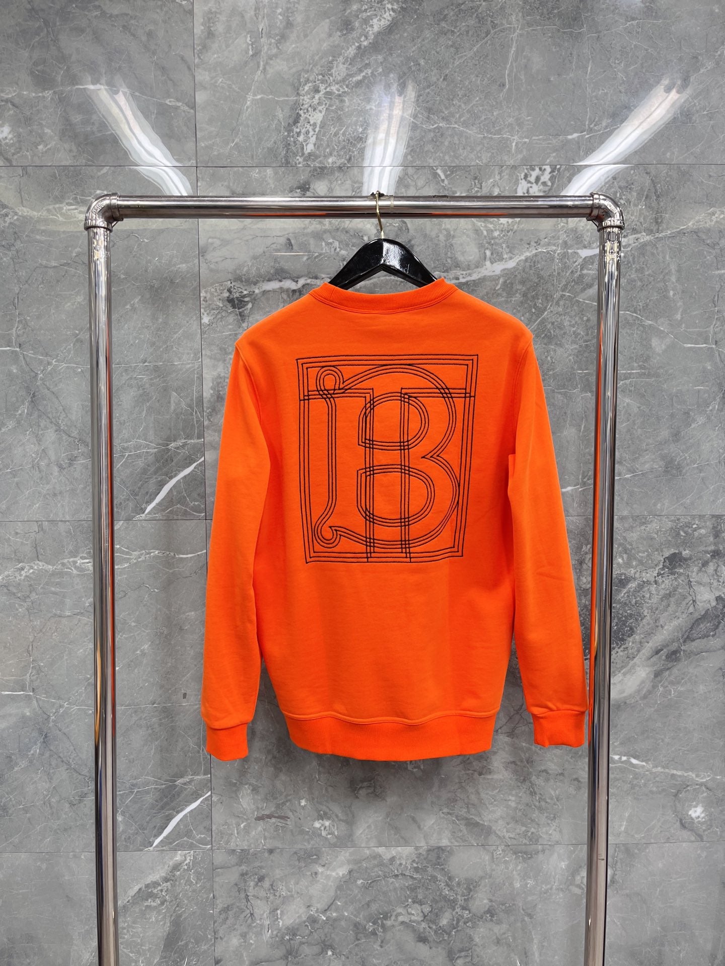 Schwarzes, dunkelblaues und orangefarbenes Trikot