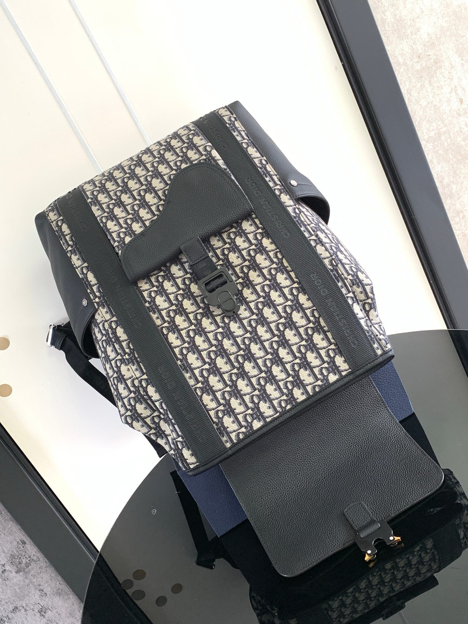 Aprikosen- und schwarze Tasche