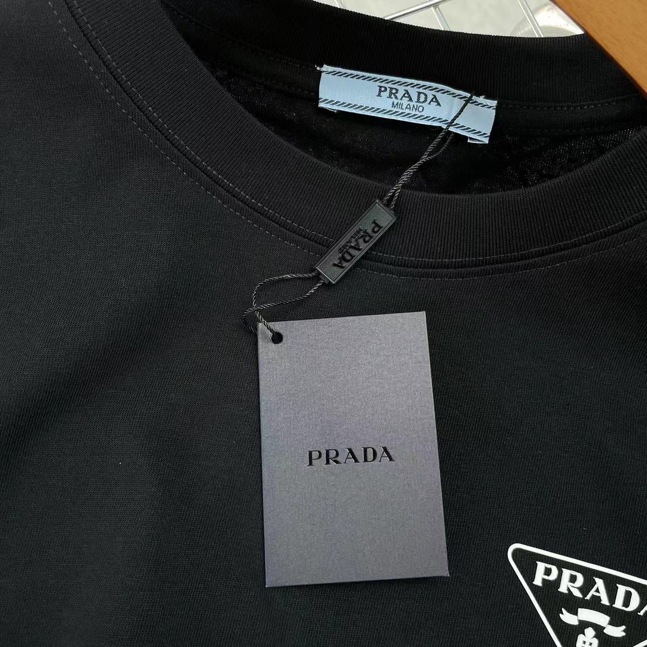 Schwarz-weißes T-Shirt