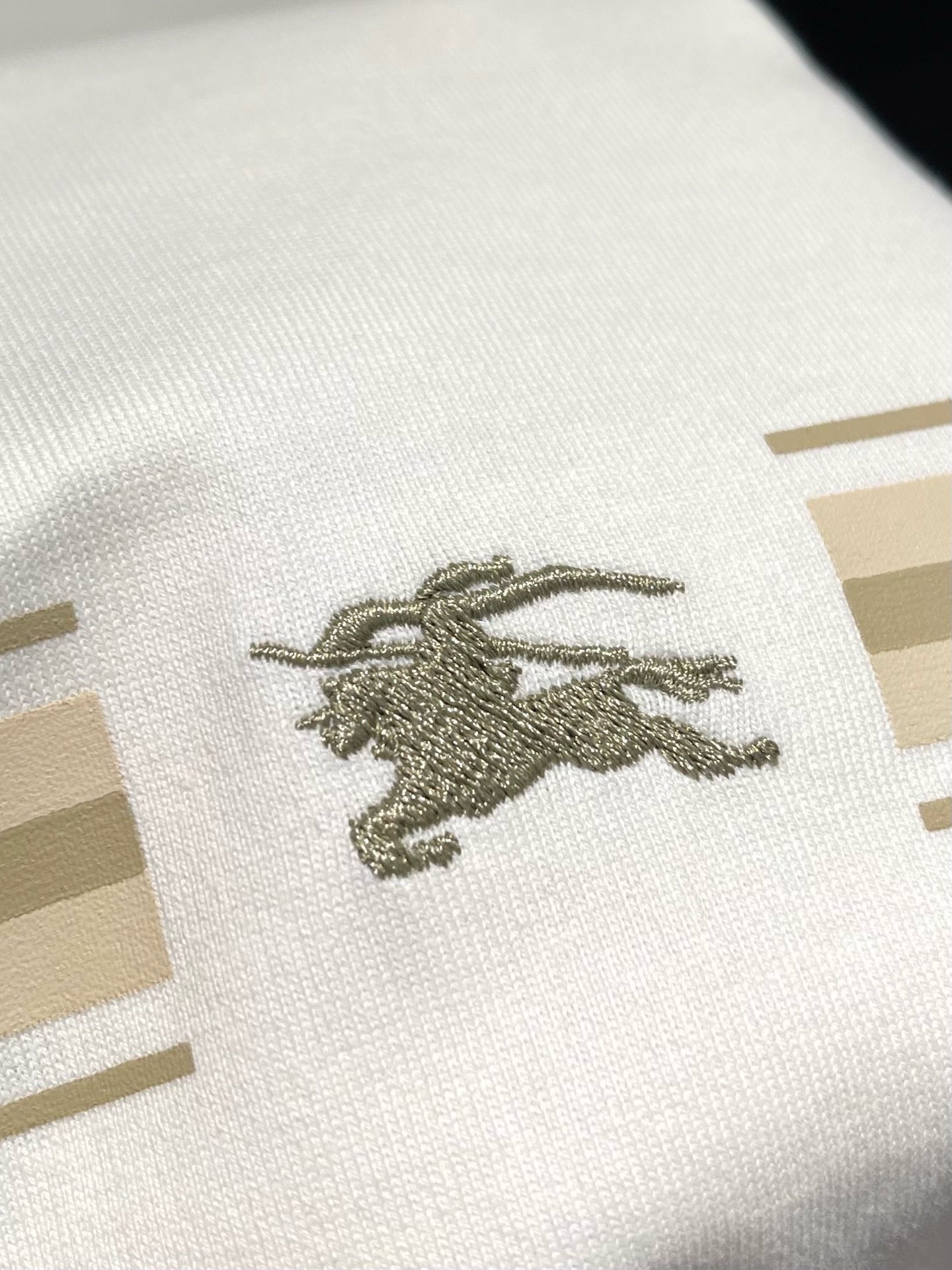 Schwarz-weißes T-Shirt